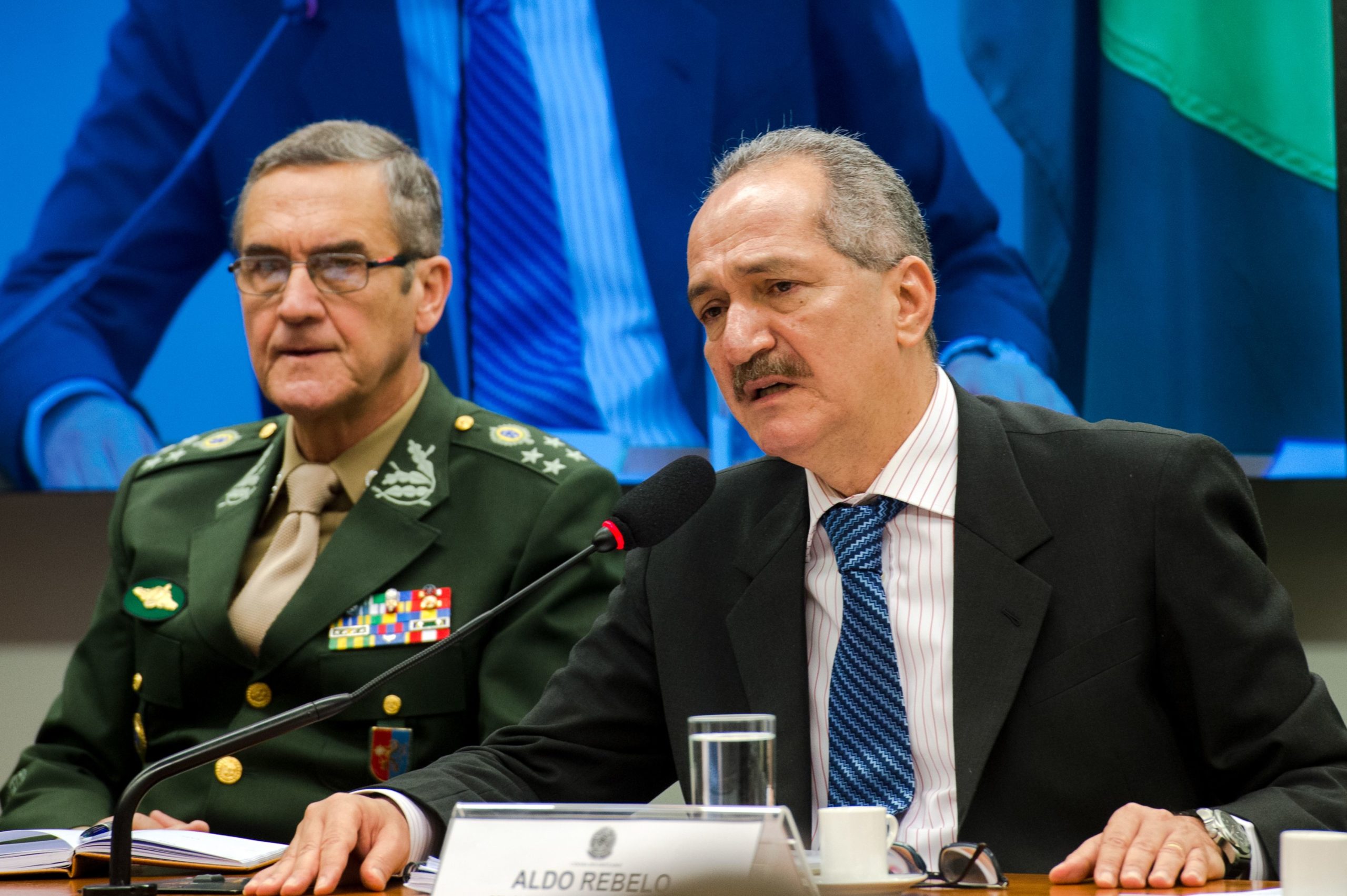 Brasília - Comandante do Exército, general Eduardo Villas Bôas, e o ministro da Defesa, Aldo Rebelo, em audiência pública na Comissão de Relações Exteriores e de Defesa Nacional da Câmara (Marcelo Camargo/Agência Brasil)