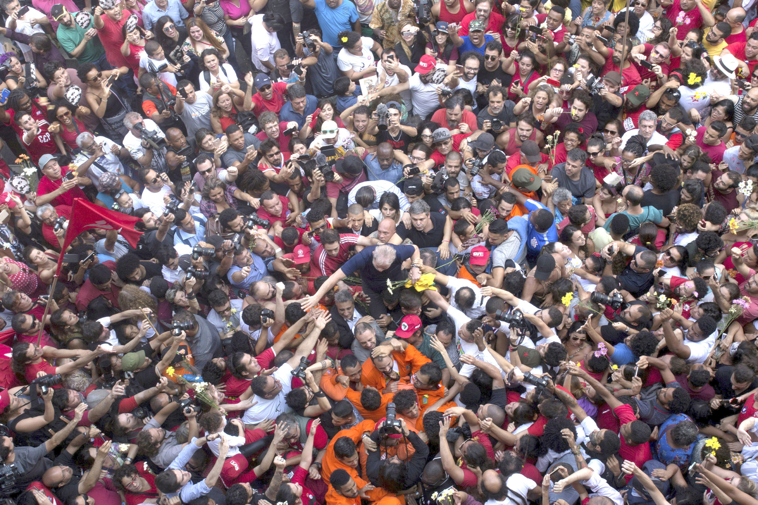 REFILE - CORRECTING TYPO IN BYLINE: Former Brazilian President Luiz Inacio Lula da Silva is carried by supporters in front of the metallurgic trade union in Sao Bernardo do Campo, Brazil, April 7, 2018. REUTERS/Francisco Proner     TPX IMAGES OF THE DAY          TPX IMAGES OF THE DAY