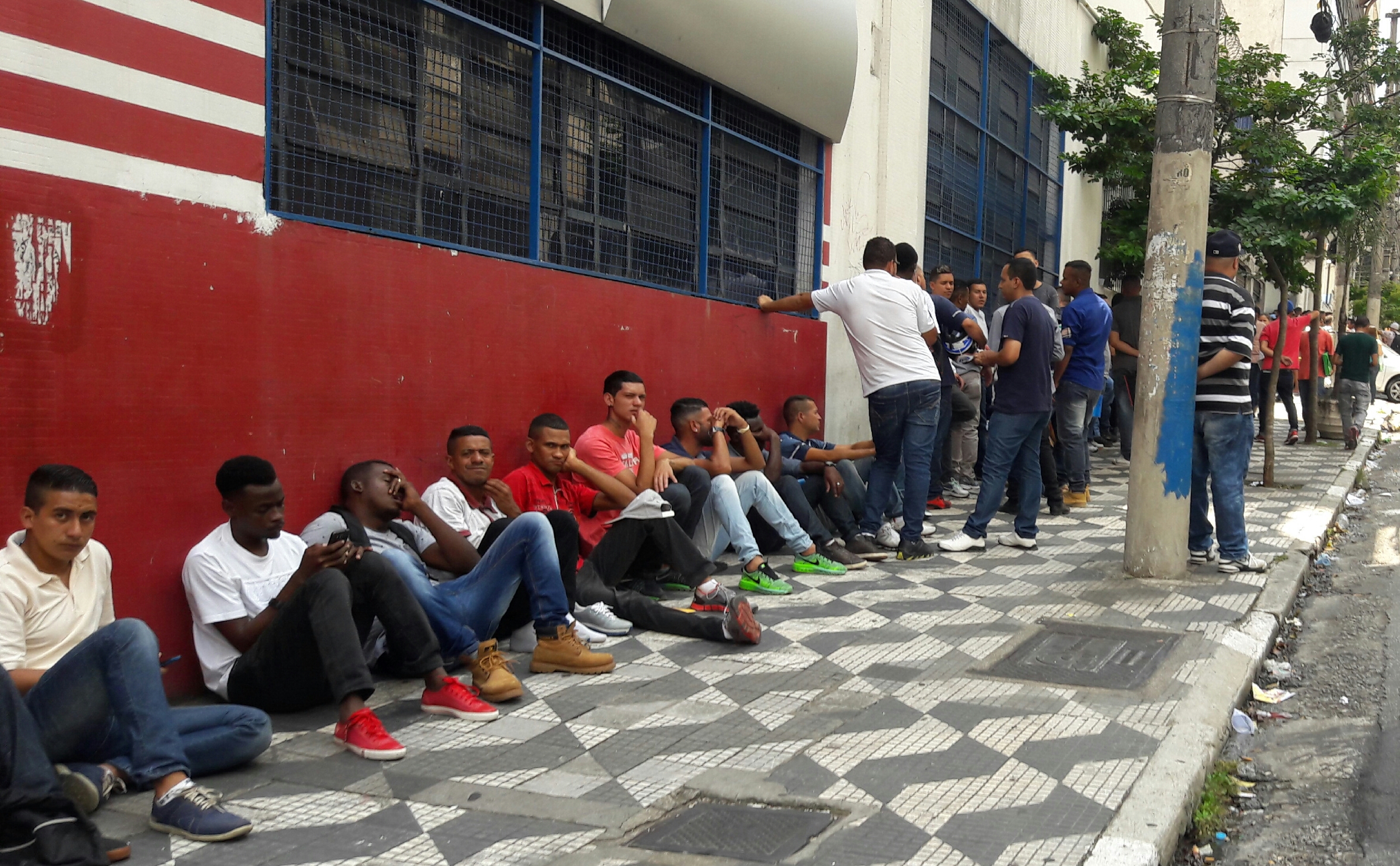 21/02/2017- São Paulo- SP, Brasil- Empresa de tercerização de segurança e limpeza seleciona candidatos, causando grandes filas, no bairro de Campos Elíseos, no centro de São Paulo. Foto: Cesar Itiberê / Fotos Públicas