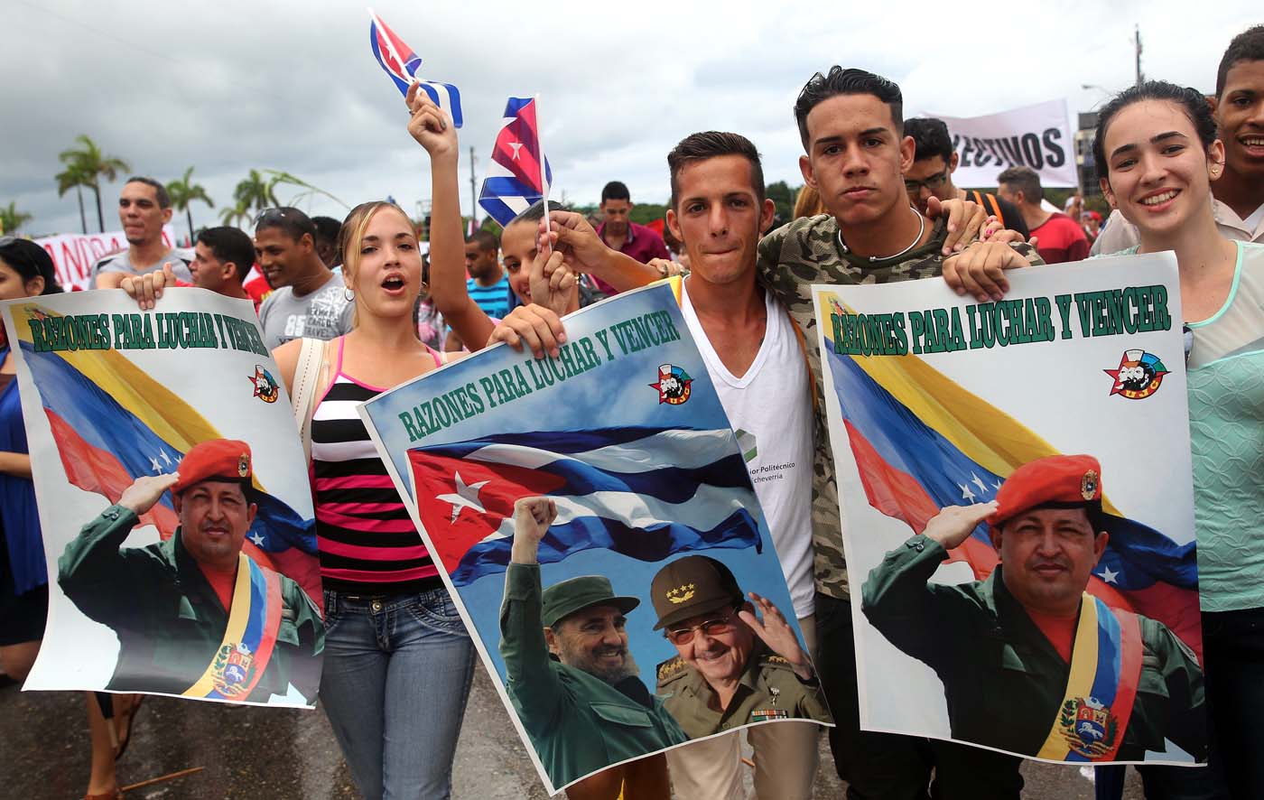 HAB01. LA HABANA (CUBA), 01/05/2015.- Miles de personas participan hoy, viernes 1 de mayo de 2015, en el desfile por el día de los trabajadores en La Habana (Cuba). El presidente cubano, Raúl Castro, y el mandatario venezolano, Nicolás Maduro, presiden hoy el multitudinario desfile por el Primero de Mayo en la Plaza de la Revolución de La Habana, que estará dedicado a respaldar a la revolución cubana, la integración regional y a Venezuela. EFE/Alejandro Ernesto