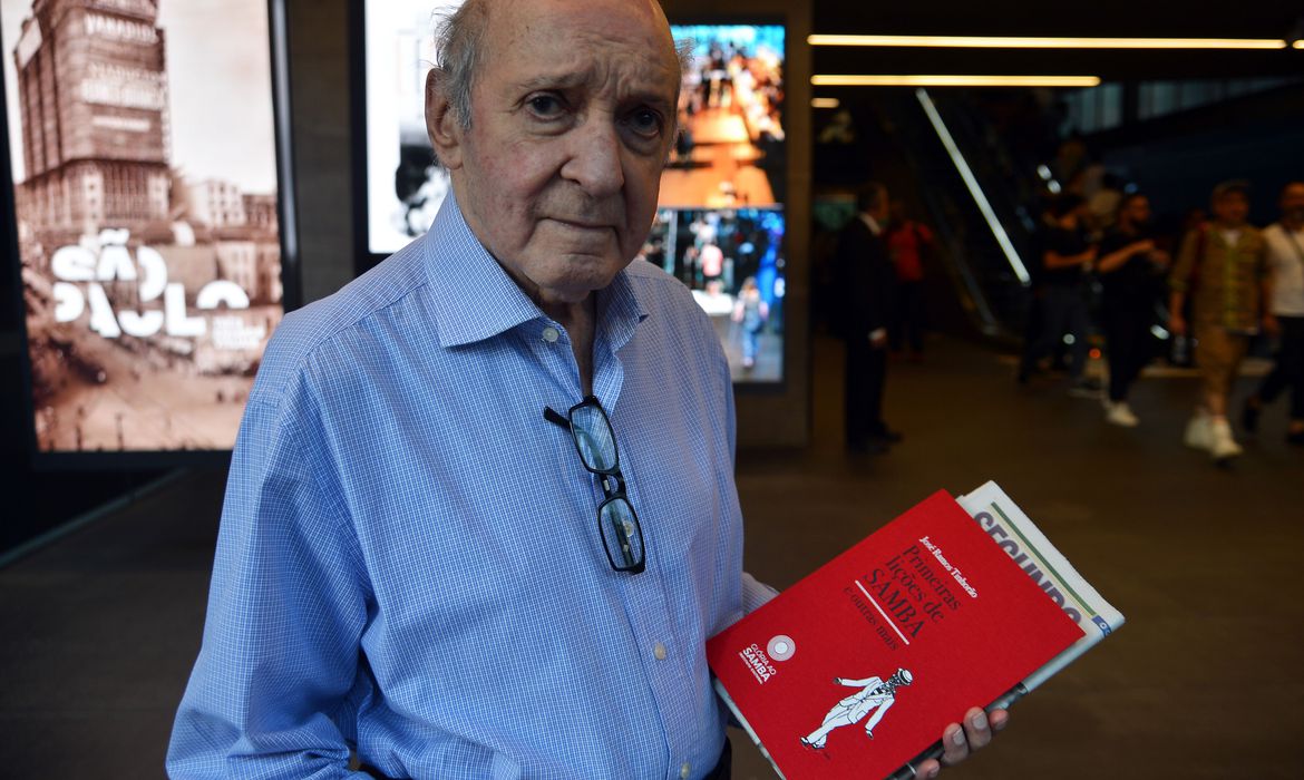 Sambistas do Instituto Cultural Glória ao Samba lançam o livro Primeiras lições de samba e outras mais, do historiador da música popular brasileira José Ramos Tinhorão, durante uma roda de samba no Instituto Moreira Salles, capital paulista.