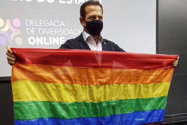 joao_doria_bandeira_arco_iris_delegacia_diversidade_online_ddd_lgbt_