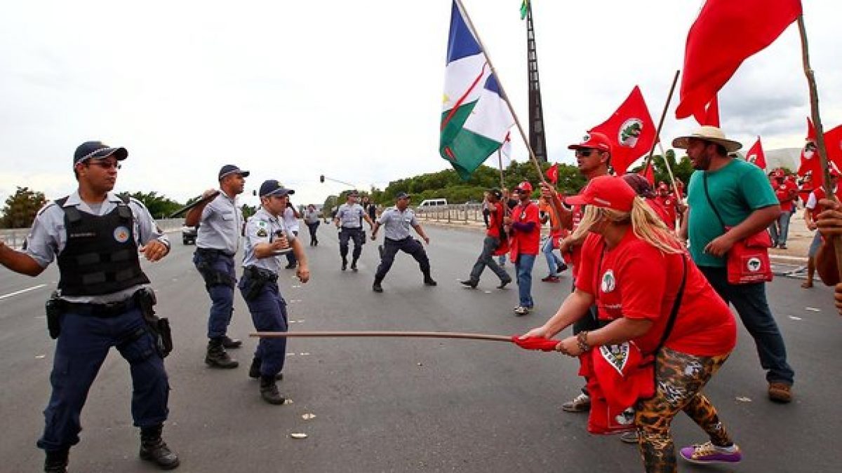 brasil-brasilia-mst-protesto-20140212-02-size-598-1200x675