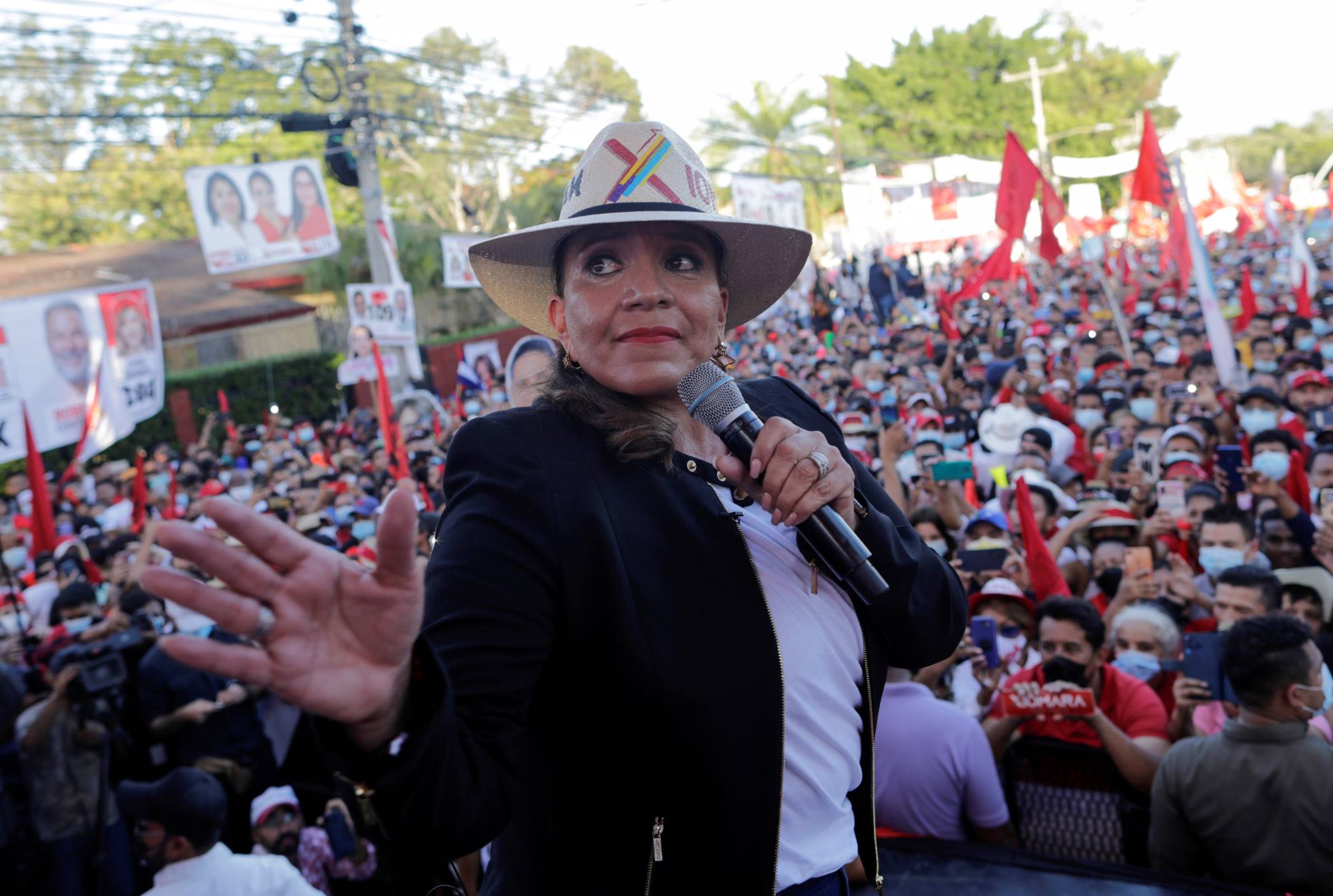 FILE PHOTO: Xiomara Castro, presidential candidate for the opposition Libre Party, addresses supporters during the closing rally of her electoral campaign in San Pedro Sula, Honduras November 20, 2021. REUTERS/Yoseph Amaya/File Photo