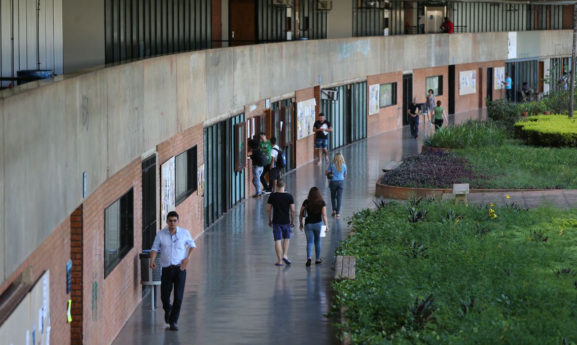 Brasília - Incluída no rodízio de abastecimento do DF, a Universidade de Brasília (UnB) está tomando medidas para reduzir o consumo de água, a instituição chegou a adiar o início das aulas no principal campus da instituição em função do racionamento (Fabio Rodrigues Pozzebom/Agência Brasil)
