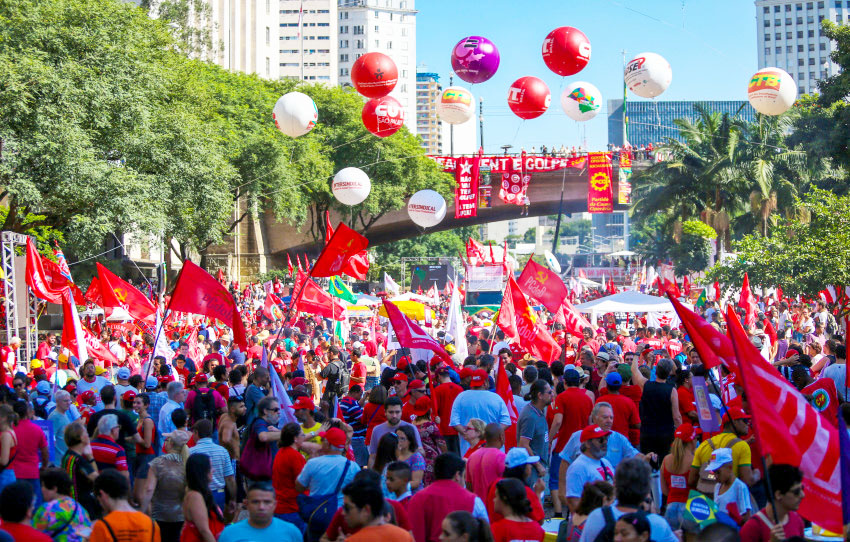 São Paulo 17/04/2016 Ato dos Movimentos Sociais em Defesa da Democracia , no Vale do Anhangabau. Foto Paulo Pinto/Agencia PT