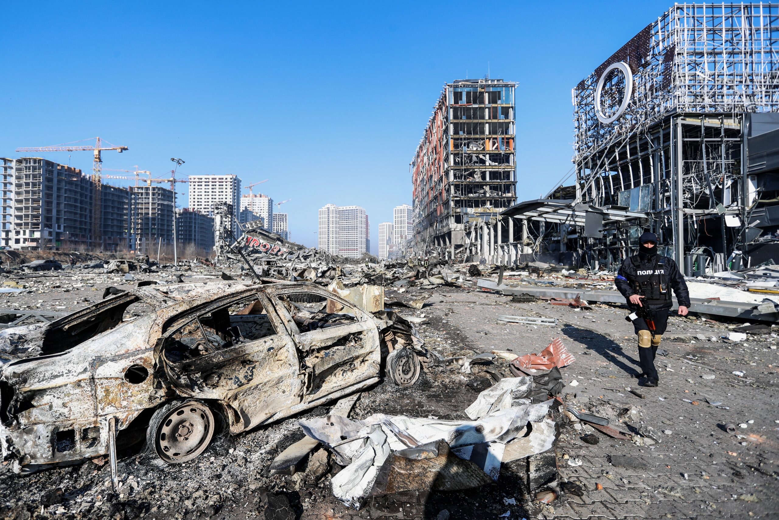 21 March 2022, Ukraine, Kiev: A police officer walks near the wreckage of a damaged shopping mall in the Podilskyi district of Kiev following a Russian airstrike. Local media have reported that the attack has caused 4 deaths. Photo: Daniel Ceng Shou-Yi/ZUMA Press Wire/dpa
Daniel Ceng Shou-Yi/ZUMA Press W / DPA
21/3/2022 ONLY FOR USE IN SPAIN