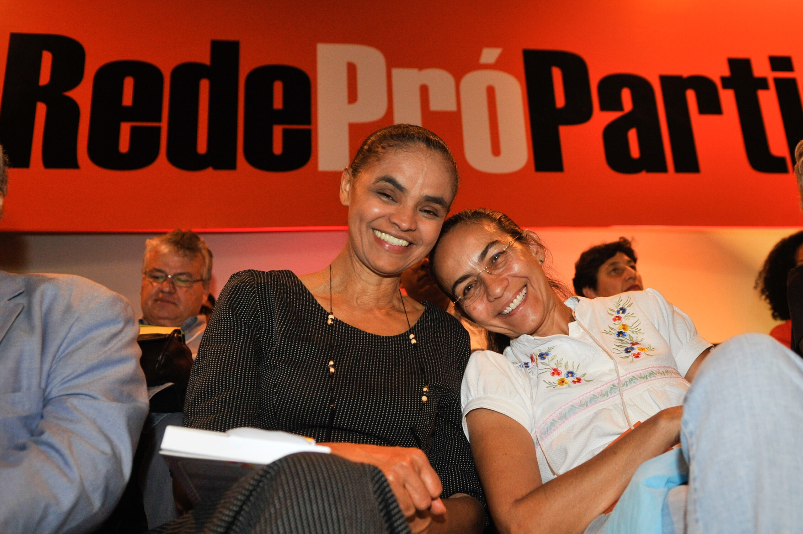 Brasília - As ex-senadoras Marina Silva e Heloísa Helena posam para fotografia durante solenidade de lançamento de novo partido