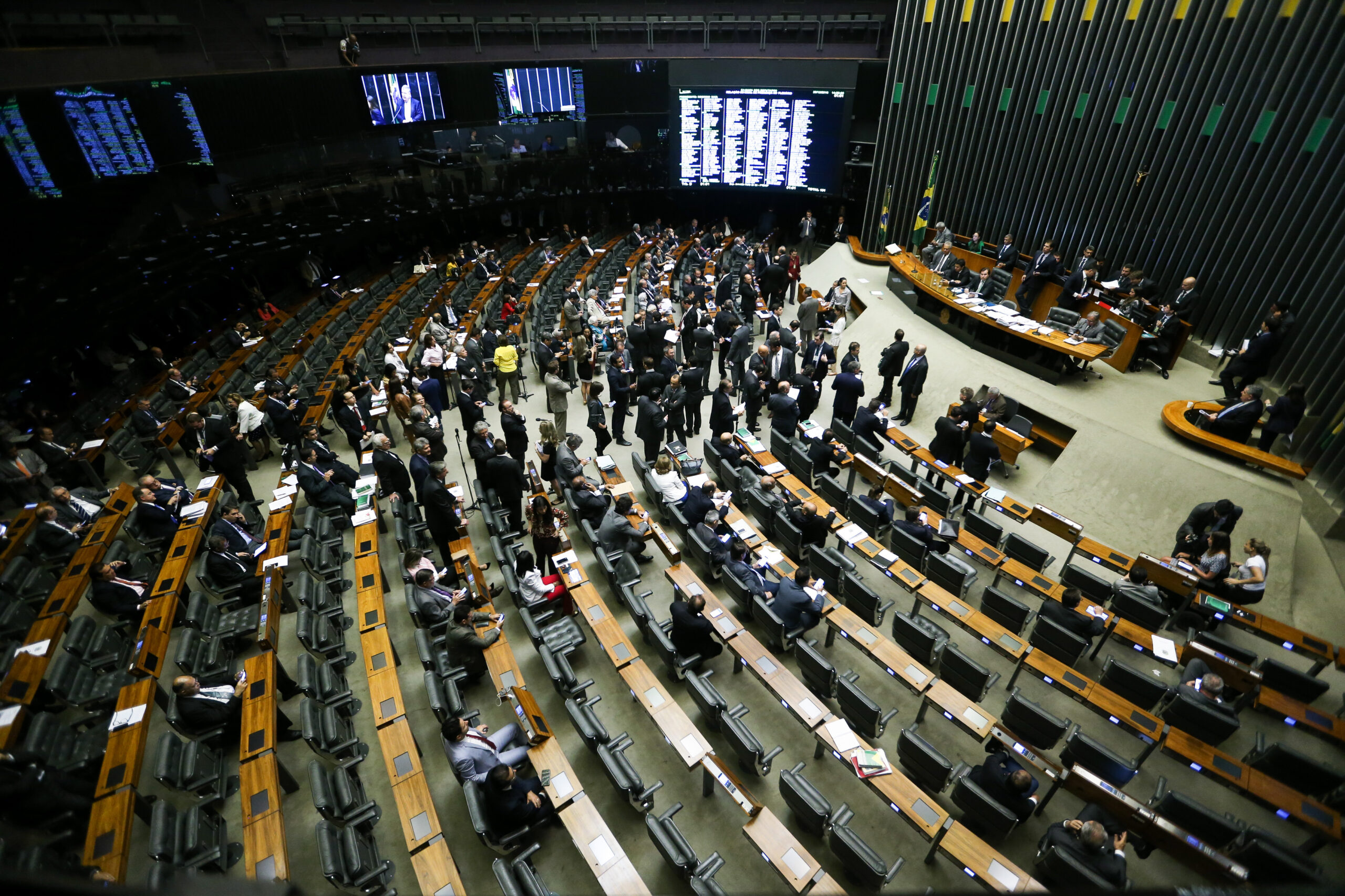 Brasília - Câmara dos Deputados realiza sessão plenária para análise e votação do projeto de lei complementar (PLC 257/16) que trata da renegociação da dívida dos estados (Marcelo Camargo/Agência Brasil)