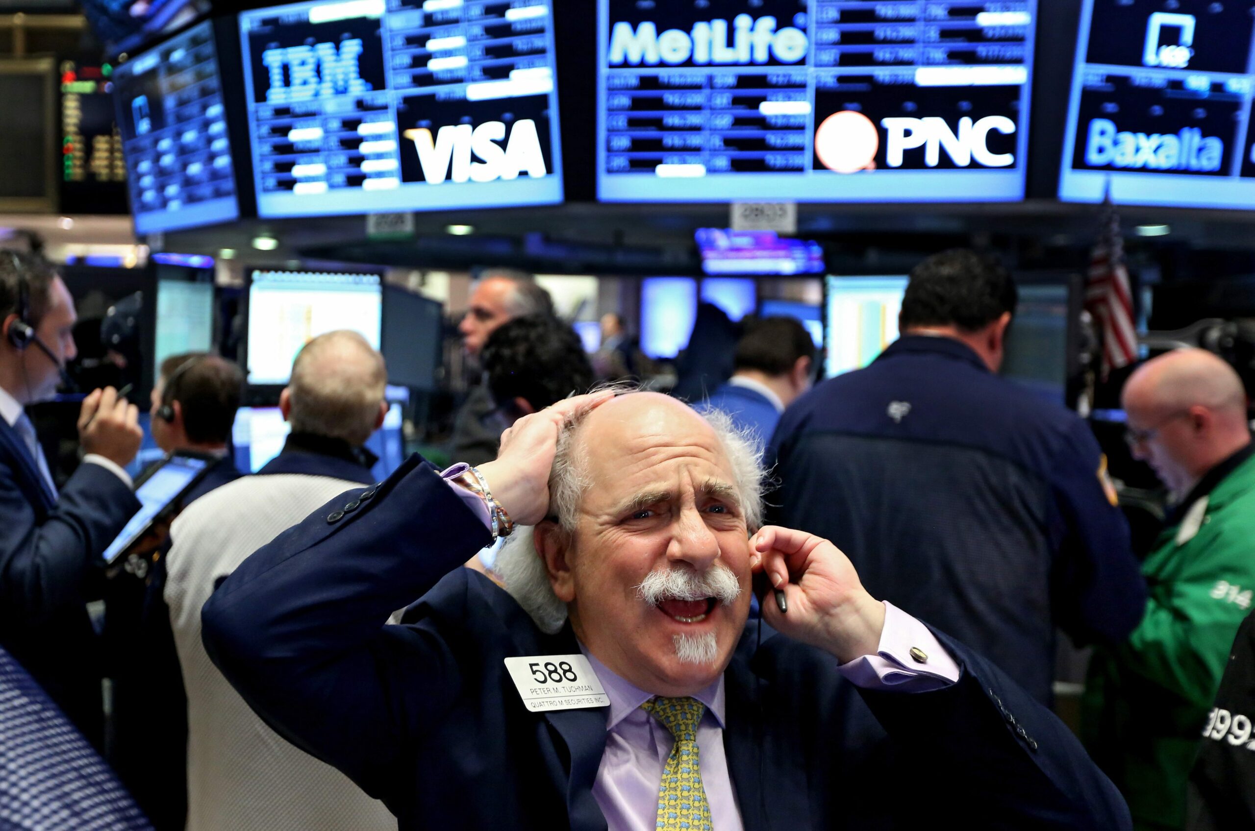 epa05113622 Traders work on the floor of the New York Stock Exchange at the start of the trading day in New York, New York, USA, 20 January 2016. The Dow Jones industrial average lost nearly 300 points in early trading in reaction to a drop in the price of oil, among other factors.  EPA/JUSTIN LANE