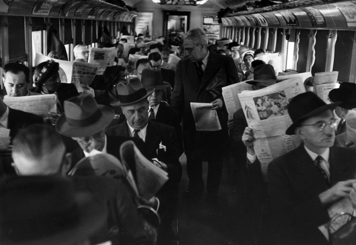 circa 1955:  A packed carriage on a commuter train in Philadelphia.  (Photo by Three Lions/Getty Images)