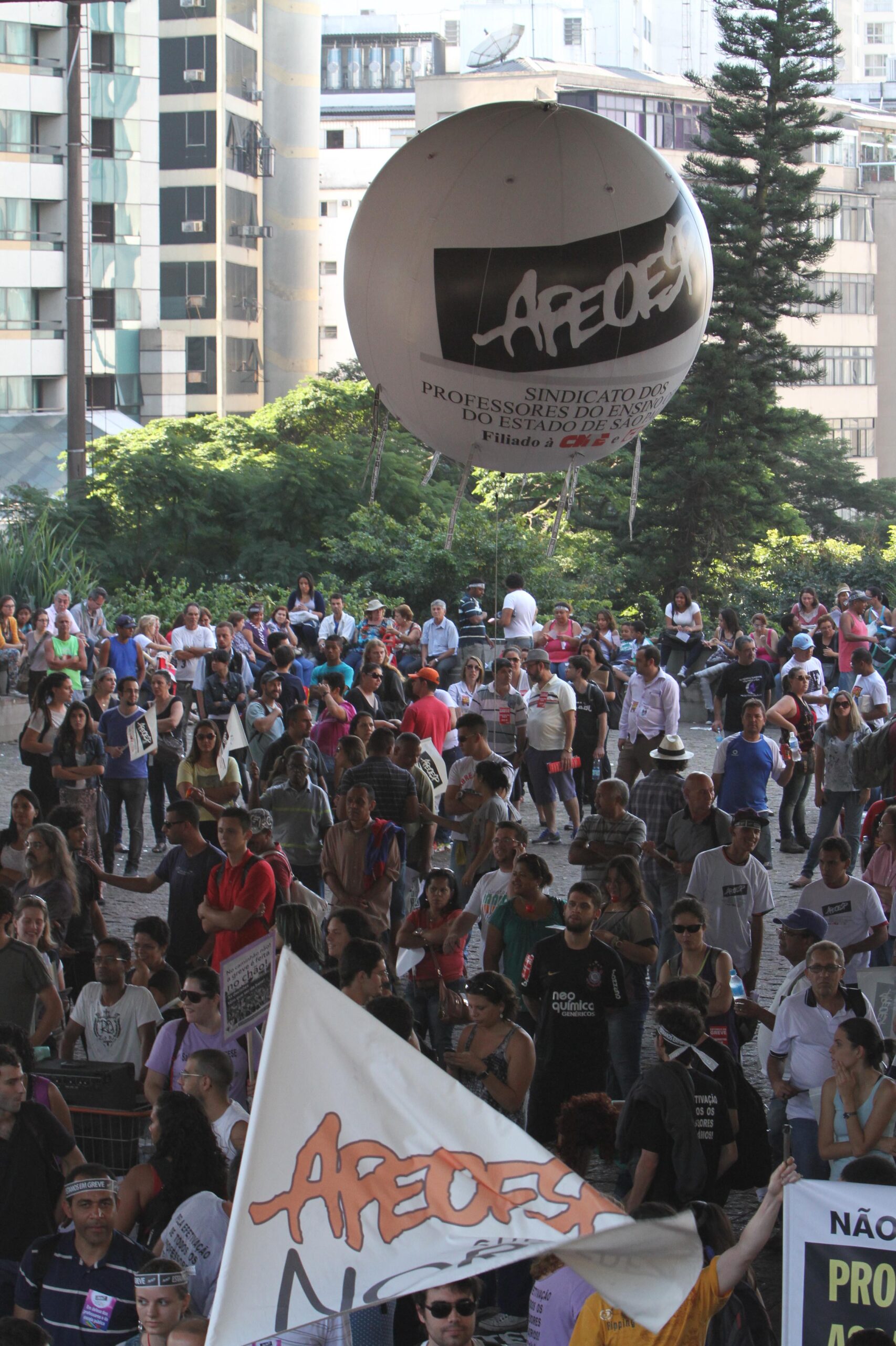 Assembléia da APEOESP no Vão Livre do MASP,  Av Paulista e passeata até a Praça da República. São Paulo, 03 de maio de 2013. Foto: Roberto Parizotti.