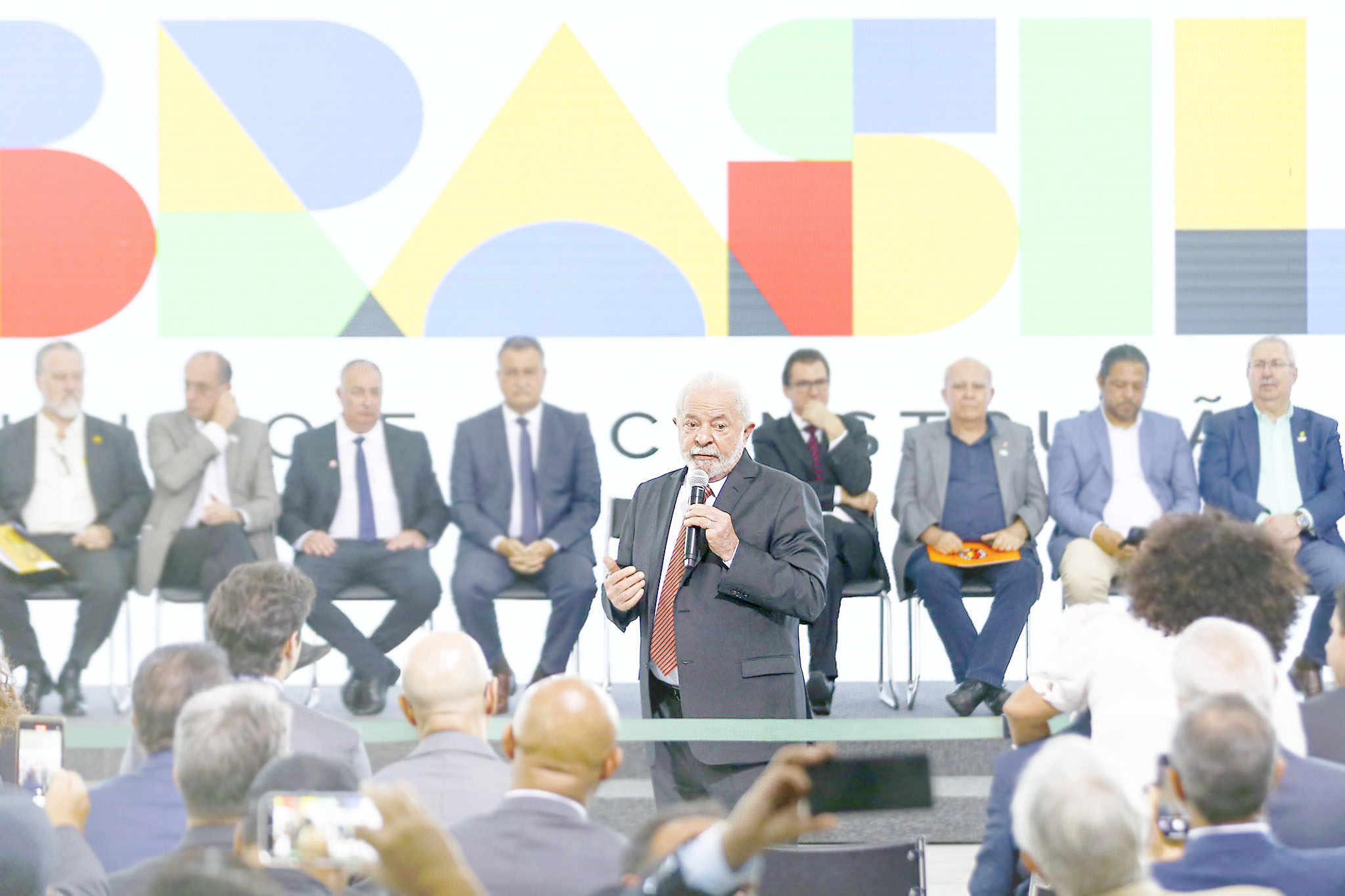 O presidente Luiz Inácio Lula da Silva participa de encontro com dirigentes de centrais sindicais, no Palácio do Planalto.