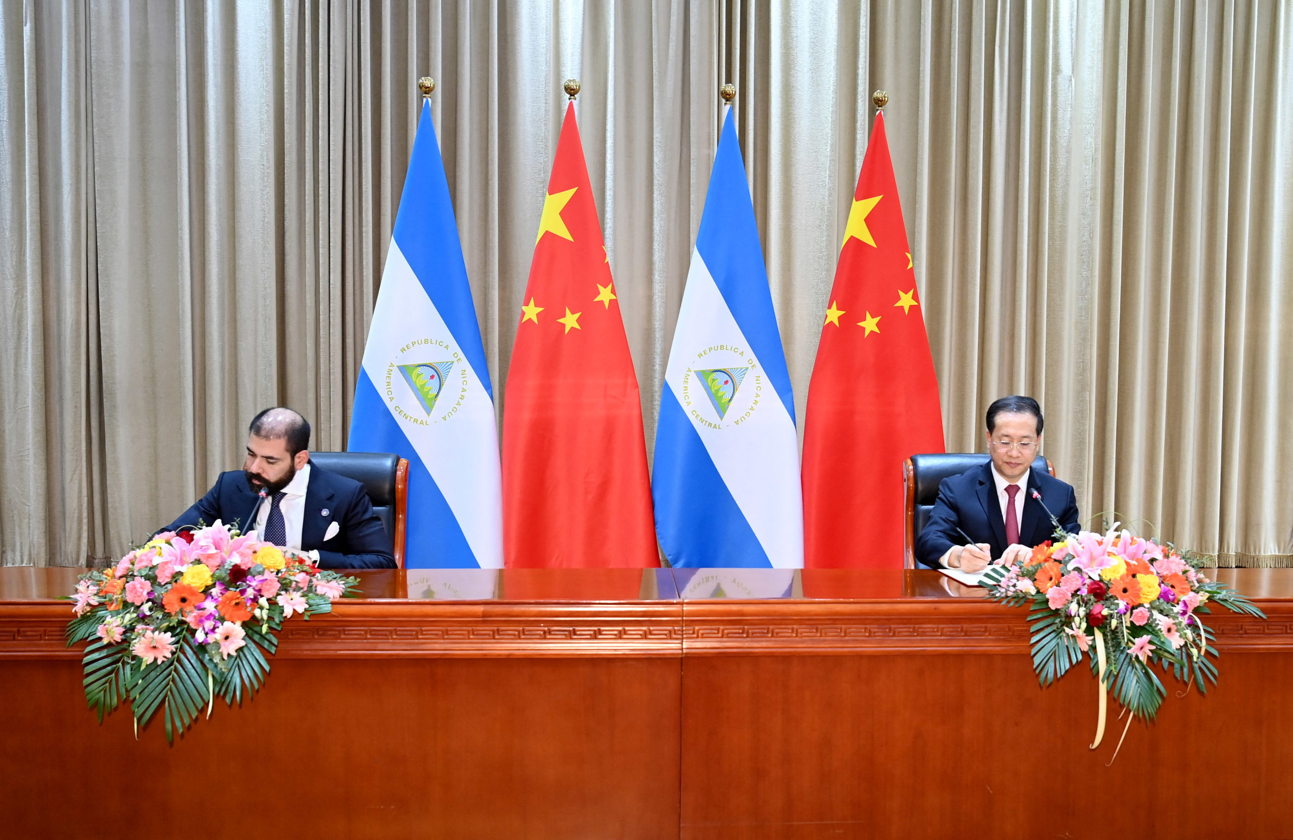 (211210) -- TIANJIN, Dec. 10, 2021 (Xinhua) -- China and Nicaragua sign the joint communique on the resumption of diplomatic relations between the People's Republic of China and the Republic of Nicaragua in north China's Tianjin, Dec. 10, 2021. (Xinhua/Yue Yuewei) (Photo by Yue Yuewei / XINHUA / Xinhua via AFP)