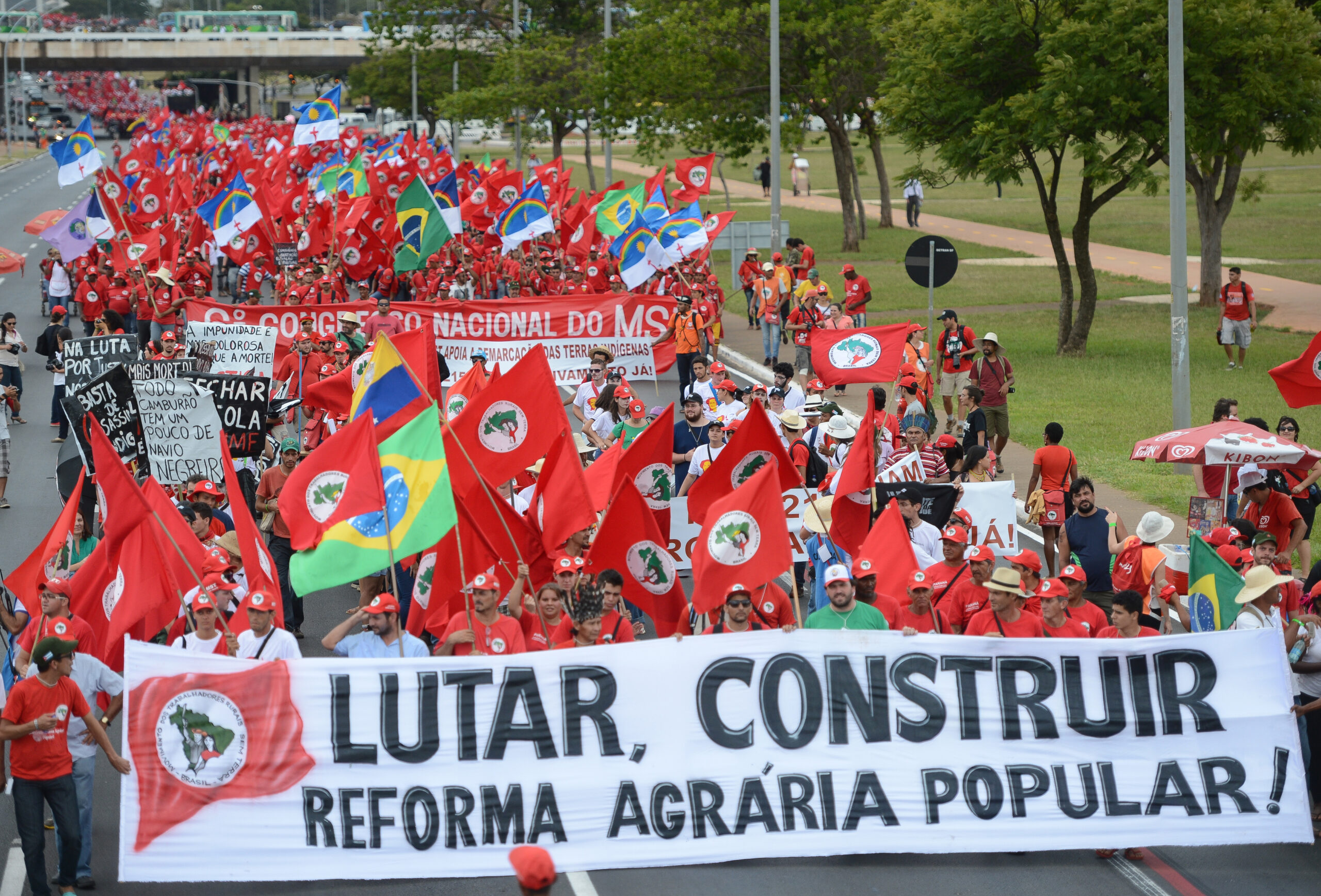 Brasília - Trabalhadores sem terra, que participam do 6º Congresso Nacional do MST, fazem manifestação em favor da reforma agrária, na Esplanada dos Ministérios (Fabio Rodrigues Pozzebom/Agência Brasil)