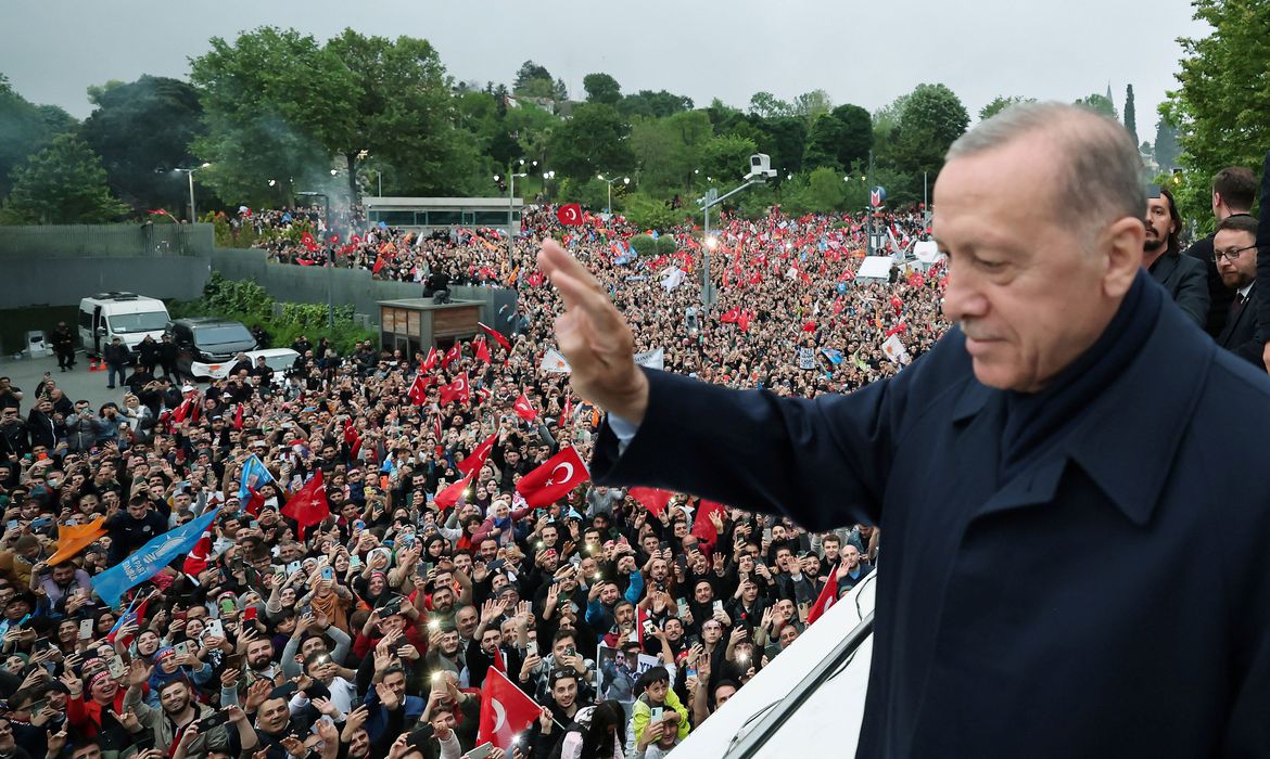 Turkish President Tayyip Erdogan greets his supporters following early exit poll results for the second round of the presidential election in Istanbul, Turkey May 28, 2023. Murat Cetinmuhurdar/Presidential Press Office/Handout via REUTERS ATTENTION EDITORS - THIS PICTURE WAS PROVIDED BY A THIRD PARTY. NO RESALES. NO ARCHIVES.