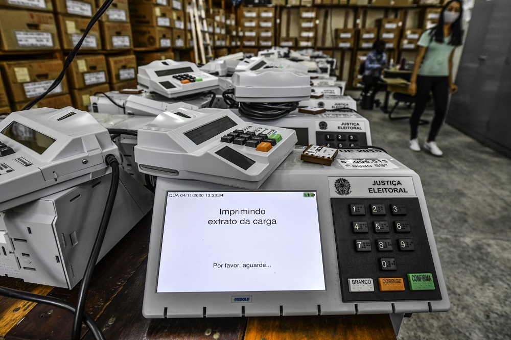 Brasil, São José dos Campos, SP, 04/11/2020. Funcionária do Tribunal Superior Eleitoral (TSE) manuseia urnas eletrônicas que serão utilizadas nas Eleições 2020, para prefeituras de todo o país, durante testes para o pleito eleitoral, na cidade de São José dos Campos (SP), no Vale do Paraíba. - Crédito:LUCAS LACAZ RUIZ/ESTADÃO CONTEÚDO/AE/Código imagem:233080
