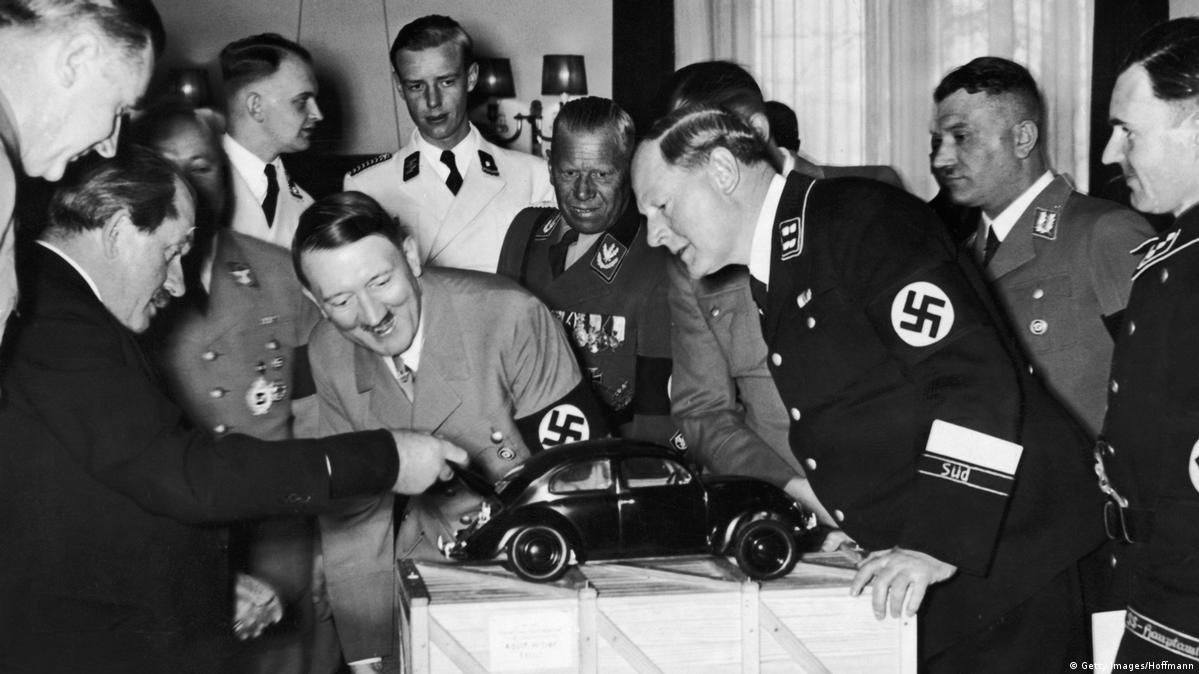 A702 - Hitler e fusca