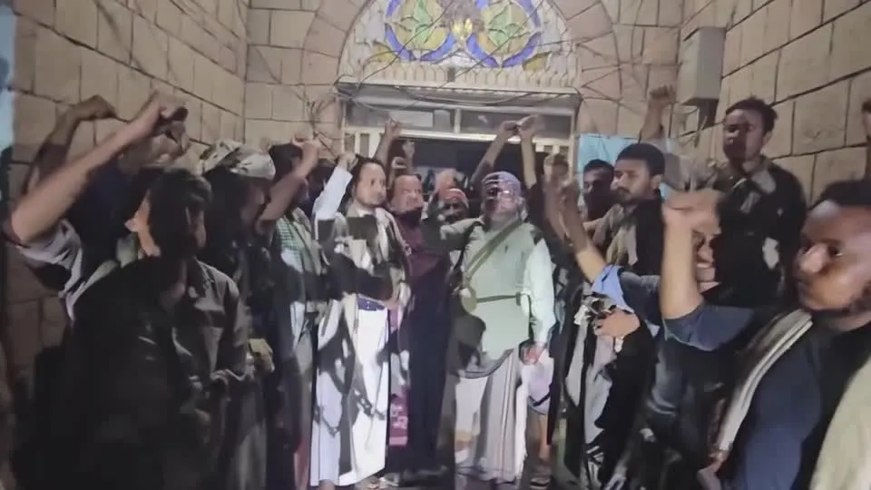 A800 - houthis-comemoram-em-frente-ao-predio-da-diretoria