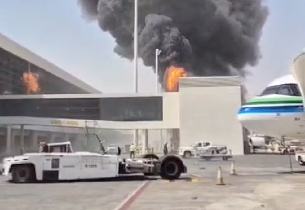 A700 - aeroporto saudita em chamas