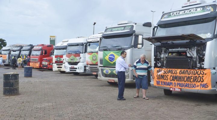 Movimento nacional dos caminhoneiro estão se organizando para manifestação em Brasília por melhores condições de trabalho. O objetivo é chegar ao DF com caminhões de todas as regiões (Valter Campanato/Agência Brasil)